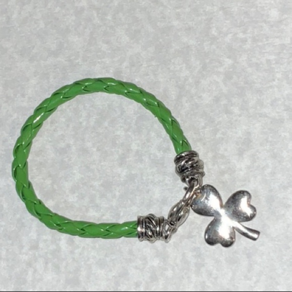 Unsigned Green and Silver Tone Bracelet With Removable Clover Charm